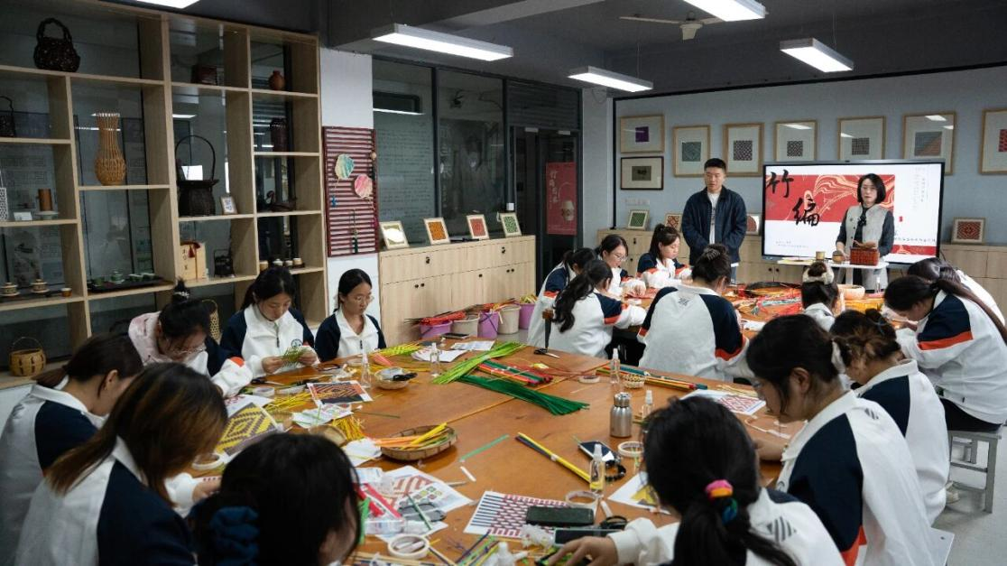 为非遗“添彩”，为青春“赋能”：江苏建院的文化育人新实践